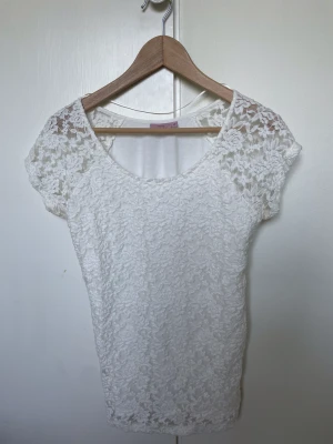 Vit blus  - Storlek M, från Kappahl 🤍 Köpare står för frakt