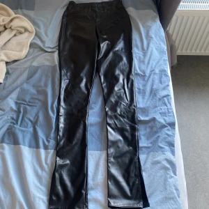 skinnbyxor  - Säljer mina skit snygg fake skinnbyxor med slit från PLT då dom inte kommer till användning och inte min storlek. Storlek 36/S