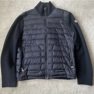 Moncler Cardigan - Säljer nu min Moncler cardigan då den är lite liten, Den är i extremt bra skick inga flaws. köpt från Moncler officiella hemsida och finns även bevis för det. Kan gå ner i pris vid snabbaffär beror på, Skriv vid frågor och funderingar mvh. 