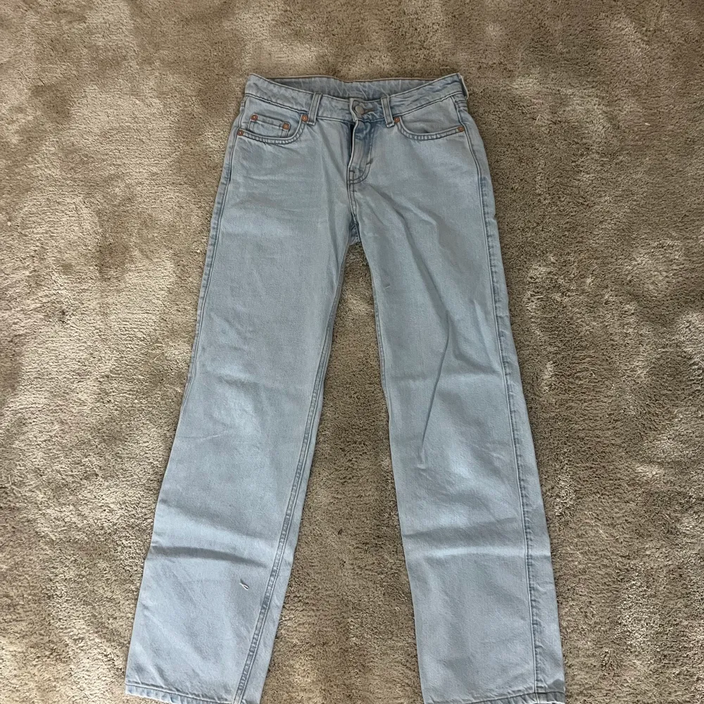 Ljusblå jeans från Weekday, modell Arrow low, waist 24 längd 30. Jeans & Byxor.