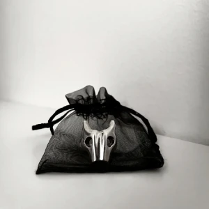 Maria Nilsdotter ”Bravery Ring” Silver - Maria Nilsdotter ring i äkta silver (925) i storlek 17. Ursprungspris: 2995kr💫 Använts fåtal gånger då jag varit försiktig om den och inte velat riskera att tappa den!💗 Säljer vidare för jag vill byta och skaffa lite andra ringar!😁(är den blanka ringen)