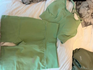 Grönt träningsset iciw  - Superfint ribbad träningsset från iciw som formar sig snyggt på kroppen. Hör av er om ni bara vill köpa en av delarna 