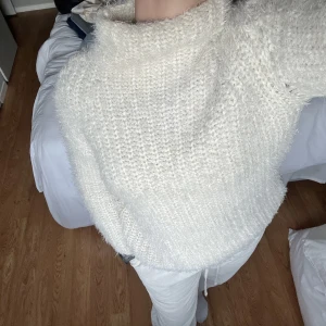 Stickad tröja gina - Så himla gosig & fin stickad tröja från GinaTricot 🤍🤍 knappt använd. Benvit 