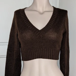 Brun långärmad crop top - Söt brun långärmad croptop, jätte höstig! Går att ha över linne också