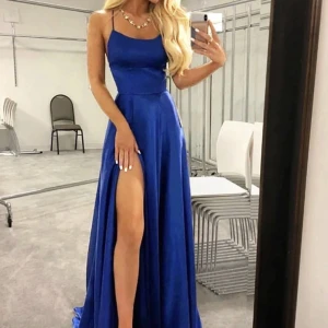 Balklänning  - Säljer då mina fina balklänning som är i storlek 36 i färgen ”Kungsblå” snörning där bak. Materialet är i satin och lite glansigt.  Jag är 168 cm ish och med klackar på ett par cm så var de perfekt ner till marken💙 ( använd 1 gång)  Orginalpris: 1400   