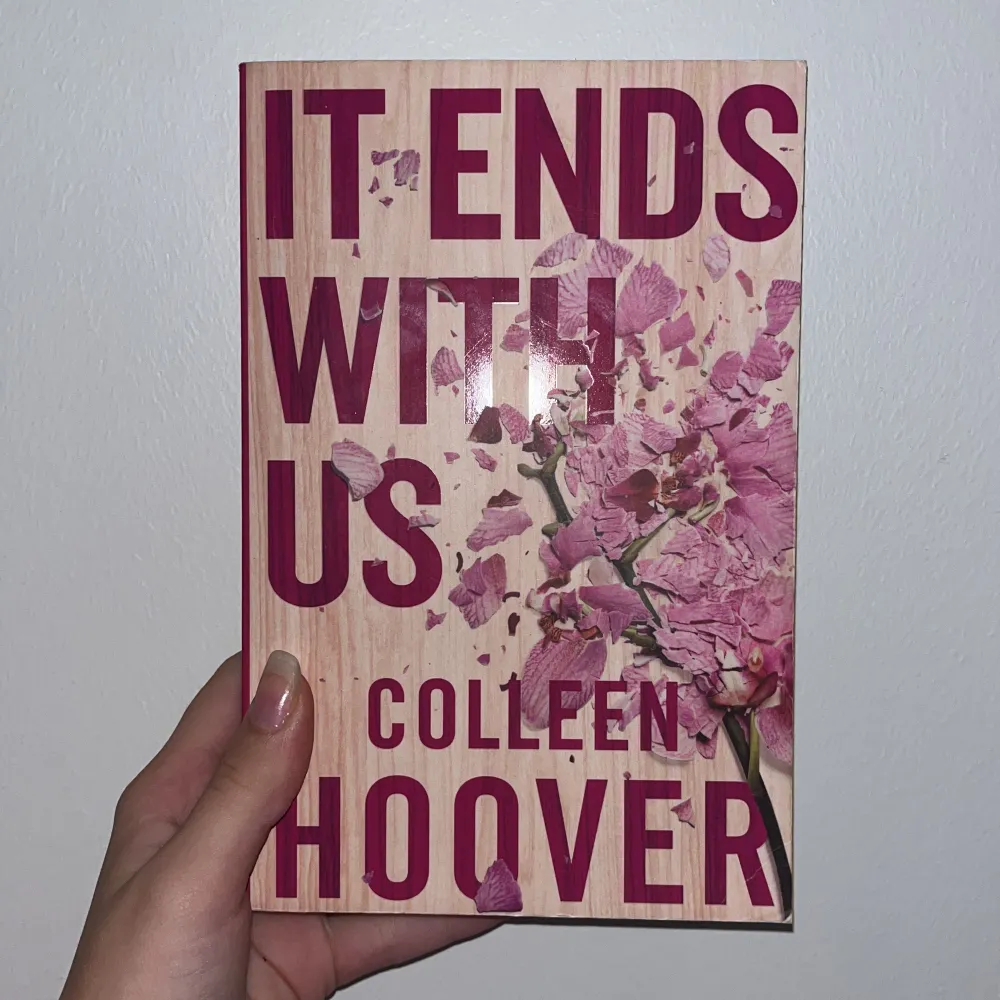It Ends With Us av Colleen Hoover. Endast läst en gång, extremt lite tecken på användning. . Övrigt.