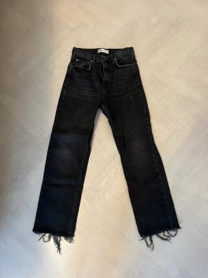 Zara jeans storlek 36, säljer pga används inte, bra skick