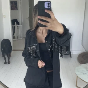 Zara jacka  - Hej säljer min fina Zara jacka som tyvärr inte kommer till användning. Jätte bra skick. Passar en S-M❤️ hör av vid frågor eller annat!