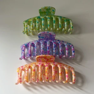 Hårklämma  - 3 super fina hårklämmor, kommer inte till användning för mig. 