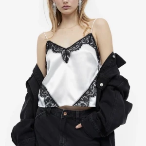 Topp med spets - Superfin topp med spetsdetaljer. Aldrig andvänd!