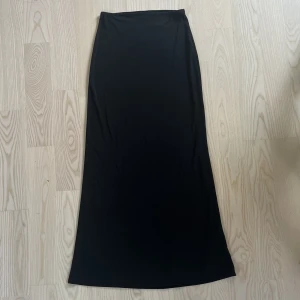 svart långkjol - svart långkjol från gina storlek s, knappt använd 