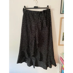 Omlottkjol - Omlottkjol från Bubbleroom i storlek 38.  Svart med vita prickar. 