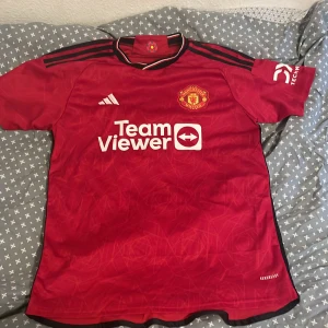 Manchester United tröja  - Manchester United tröja som jag aldrig använt för min mormor köpte en L till mig. Har den ute för  400 kr men priset kan diskuteras.