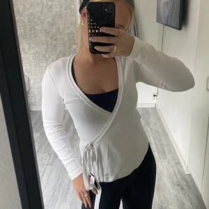 Cardigan - Superfin cardigan kofta som man knyter på sidan