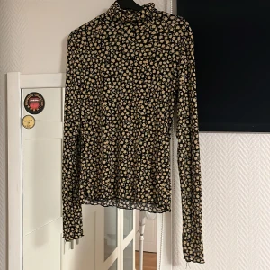 Långärmad tröja - Långärmad, tunnare tröja med gula blommor från Lindex 60kr +frakt