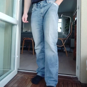 Levis 551z jeans - Jättefina ljusblå Levis 551z. Storlek 31/32. Bra skick utom litet hål precis under vänstra bakfickan(se bild), men det syns knappt  Nypris 1399