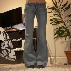 Ljusblå jeans - Superfina ljusblå lågmidjade jeans Midjemått: 36cm (mätt rakt över) Innerbenslängd: 79cm  