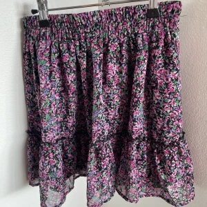 Kjol - Jätte söt blommig kjol i väldigt bra skick. 