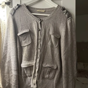 Kofta  - Super fin kofta med svarta knappar och fickor som snygga detaljer💕 