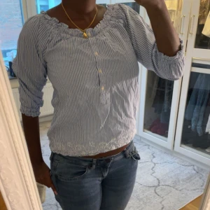 Trekvartsärm randig tröja  - Går att bäras off shoulder också😊