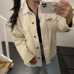 Zara kappa  - Så så fin kappa/jacka från zara i en jättefin krämig beige färg. Använd fåtal gånger därav väldigt bra skick. Säljer då jag har för många kappor. 