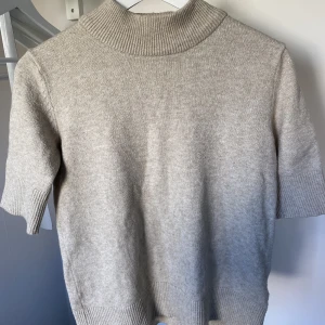 Beige stickad T-shirt  - Beige stickad T-shirt från Vila💓storlek xs men passar även s