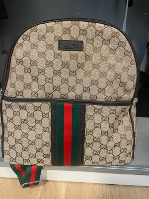 Gucci ryggsäck  - Använd två gånger köpt i dubai bra skick. Kan tänka mig gå ner i pris vid snabb affär 