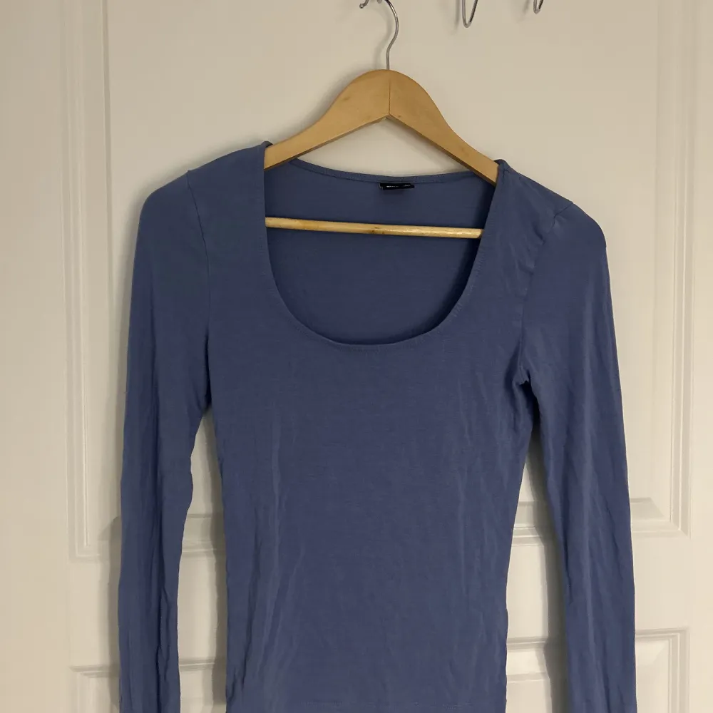 Säljer denna snygga trendiga tröja i blå pågrund av att den inte kommer till användning. Den är ifrån ginatricot nästan helt oanvänd bara testat på!  Vid snabb affär kan pris diskuteras . Blusar.
