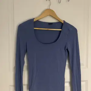 Säljer denna snygga trendiga tröja i blå pågrund av att den inte kommer till användning. Den är ifrån ginatricot nästan helt oanvänd bara testat på!  Vid snabb affär kan pris diskuteras 