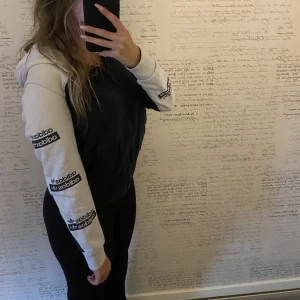 Adidas kofta  - Säljer denna svart vita Adidasbyxor koftan inte min smak och stil helt enkelt säljer snabb pris 150