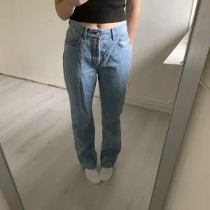 ASOS Design Jeans straight  - Ljusa jeans från ASOS Design. Rak modell med knappgylf. De är i nyskick. Storlek 28/32. Nypris 399kr