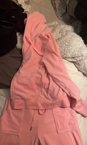 😍💞❤️‍🔥 - Säljer mitt jättefina rosa juicy set byxorna är i storlek Xs och koftan i storlek S. Kan sälja koftan eller byxorna separat vid bra pris