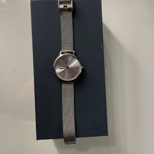 Daniel Wellington klocka  - En klocka jag inte får användning av längre men använt några gånger!🩶Juster vart band, nypris 1299kr