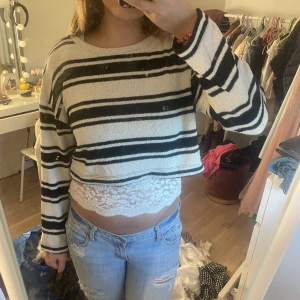 Stickat  - Stickad topp som är croppad så passar perfekt med spets linne under!