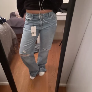 Nya jeans - Säljer dessa så coola jeansen från zara. Nyskick med lappen kvar. Säljer då jag personligen tycker de är för stora för mig. Jag är 160 som preferens.