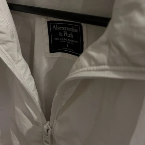 Vindjacka - Croppad vindjacka från abercombie and fitch. Fint skick. Skicka pm vid intresse 🌸