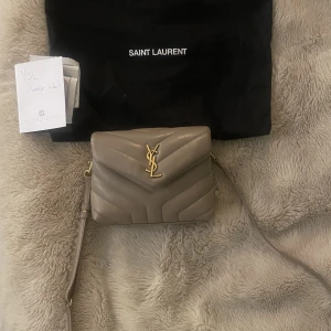 Finaste väskan - Lite nya bilder på min ysl loulou toy, läs min tidigare annons