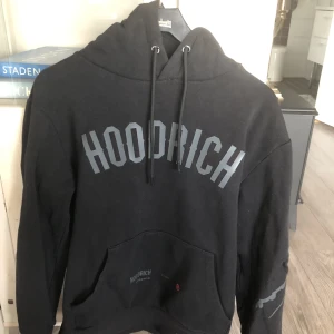 Storlek S - Tja, säljer helsvart hoodrich hoodie i storlek S i jättebra skick, nytvättad, använde den senast i februari. Skriv i dm för intresse. 