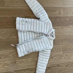 Barnjacka storlek 140 - Jättefin jacka så ledsen att den e för liten❤️använd några gånger bara men så skön och väldigt bra skick💗