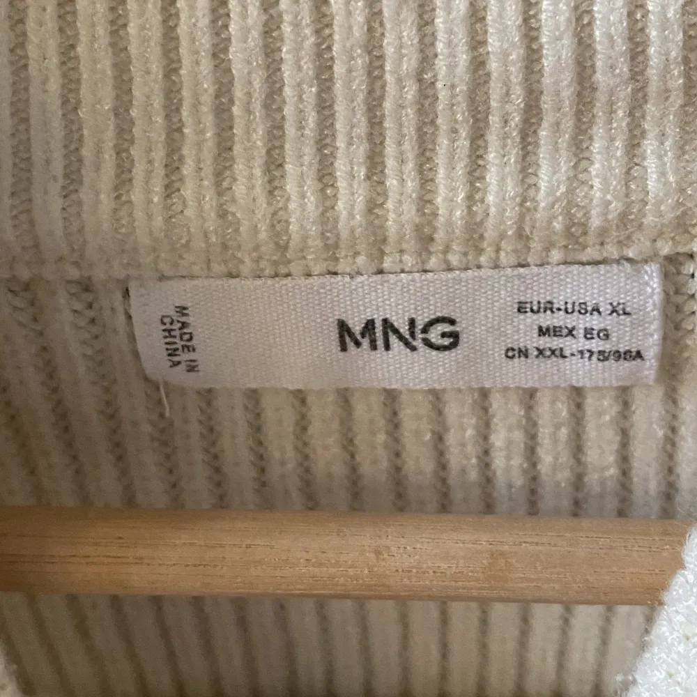 Randig stickad half-zip tröja från Mango. Min favorittröja och därmed väl använd. Den passar till allt!! . Stickat.