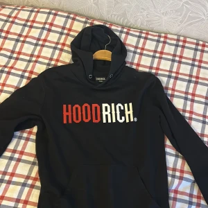 Hoodrich hoddie, röd svart  - Säljer en hoodrich hoodie som är i gott skick, inga håll nånstans i storleken SMALL (S)