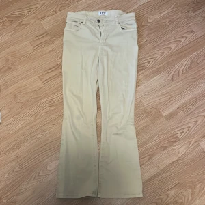 Ljusa byxor - Fickorna är riktiga