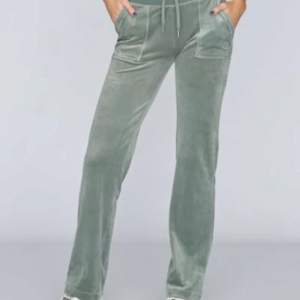 Säljer mina gröna nästan helt oanvända juciy byxor då jag har ett par exakt likadana, storlek xs💞