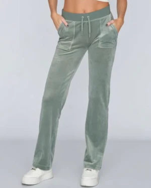 Gröna Juciy couture  - Säljer mina gröna nästan helt oanvända juciy byxor då jag har ett par exakt likadana, storlek xs💞