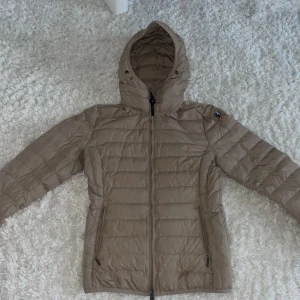 Parajumper jacka - Inga slitage, används få gånger. Storlek: S  Säljer pågrund av storleken. Priset kan förhandlas.