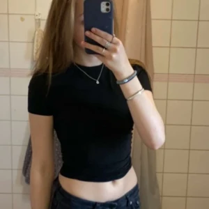 Svart tight topp  - Säljer denna svarta tighta topp ifrån shein, den är i sportmagerial o använd ca en gång. 💕 den har scrunch på sidorna så de ger en fin passform. Skulle säga att de passar xxs/xs