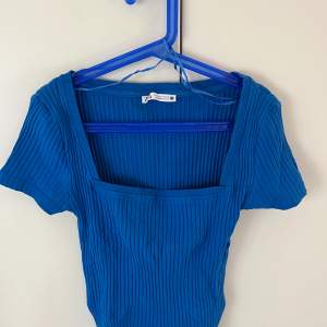 En blå t shirt från Zara i storleken  S. Använd endast två till tre gånger.💙