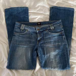 Blå Lee jeans i storlek w30 l33. Köp för 260kr+ frakt (pris går att diskuteras). De är flare och lågmidjade.  Midja: 40cm rakt över Innerbenslängd: 78cm