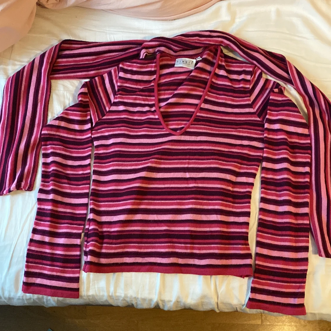 Tröja med inbyggd scarf