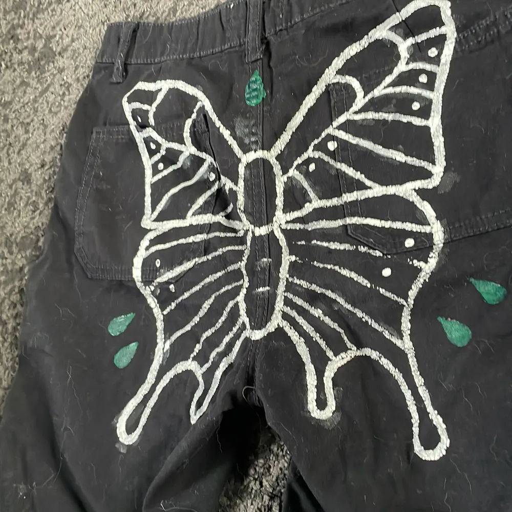 Svarta cargo shorts med fjärils design på. Handmålade. . Shorts.